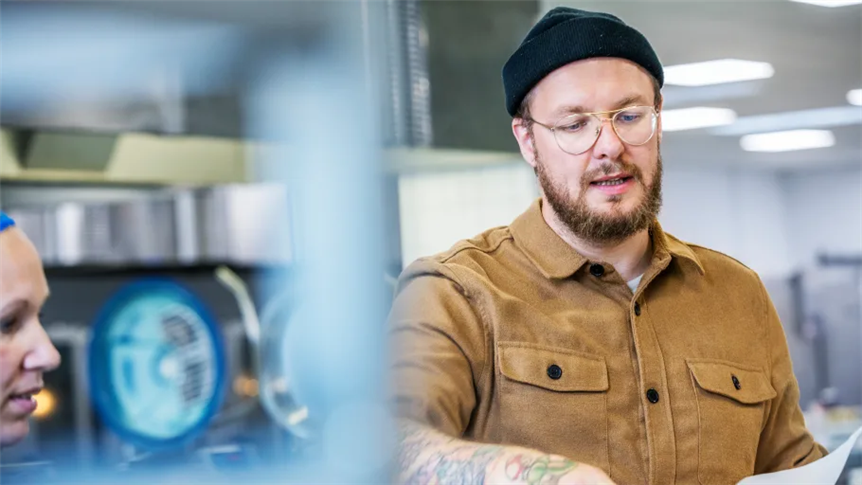 Kok & Madudvikler Martin ’Guf’ Becker Rasmussens første tiltag i menuerne for Det Danske Madhus kan nu smages